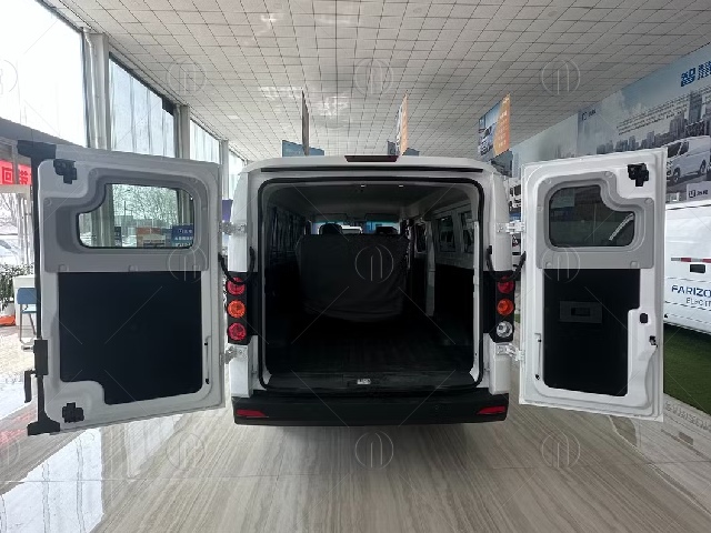 Xe van điện Farizon V6E 2 chỗ l&agrave; Gương mặt v&agrave;ng trong l&agrave;ng chứa đồ