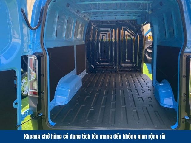 Khoang h&agrave;ng c&oacute; dung t&iacute;ch lớn l&ecirc;n đến 5,9 m&sup3;