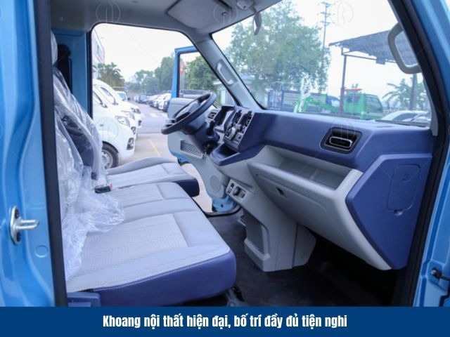 Khoang nội thất của xe van điện SRM E80 3 chỗ sở hữu gam m&agrave;u xanh v&agrave; x&aacute;m trắng hiện đại