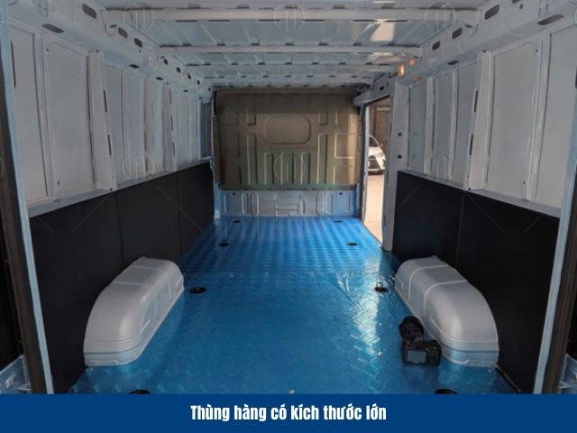 Khoang chở h&agrave;ng được thiết kế rộng r&atilde;i với dung t&iacute;ch khoảng 7 m&sup3;