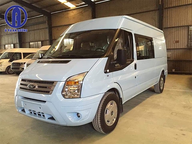 Xe tải van Ford Transit 6 chỗ màu trắng