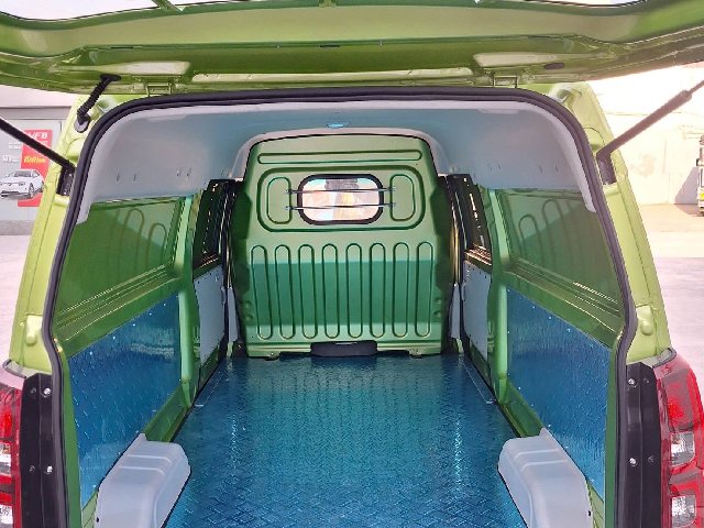 Cửa sau xe SRM X30L mở hất l&ecirc;n tiện lợi bốc dỡ h&agrave;ng