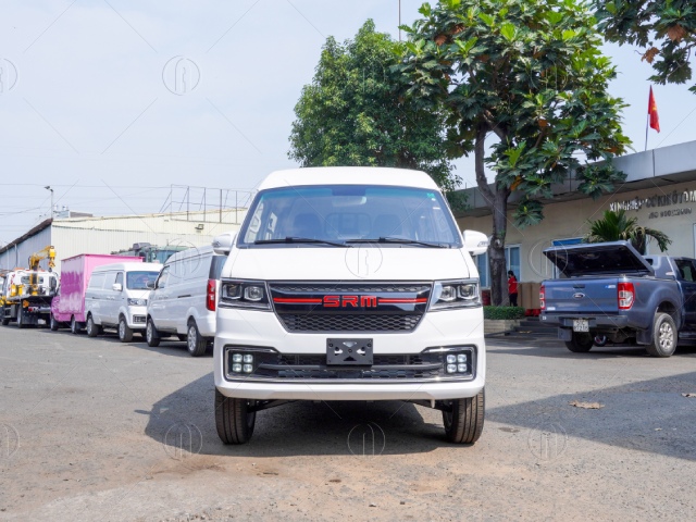 Đầu xe tải van SRM X30L 2026 với mặt nạ viền đỏ v&agrave; đ&egrave;n Projector