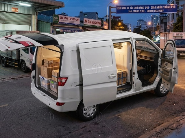 Khoang h&agrave;ng xe van tera v3s 780kg rộng r&atilde;i, tối ưu khả năng chở h&agrave;ng.