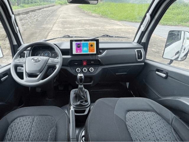 Xe được trang bị m&agrave;n h&igrave;nh DVD 11 inch sắc n&eacute;t