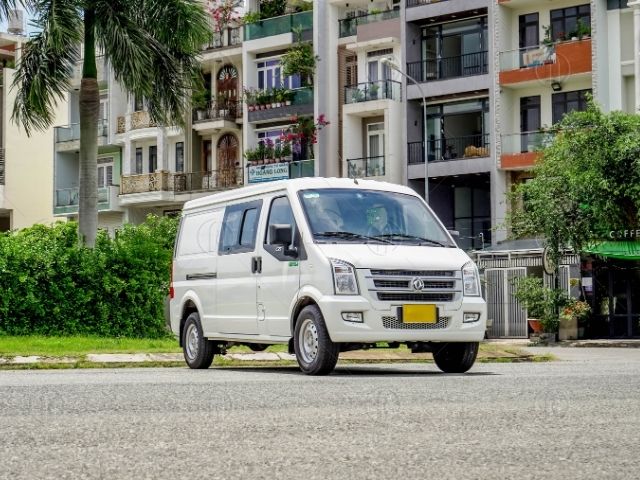 Xe tải van m&aacute;y xăng linh hoạt khi chở h&agrave;ng ở mọi địa h&igrave;nh