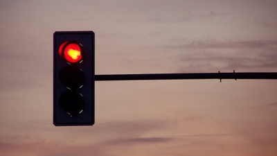 Khi ô tô dừng đèn đỏ, nên sử dụng cấp số nào để tiết kiệm nhiên liệu? 