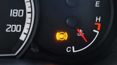 Dấu hiệu cần biết để tránh mất an toàn khi đèn phanh ô tô phát sáng 